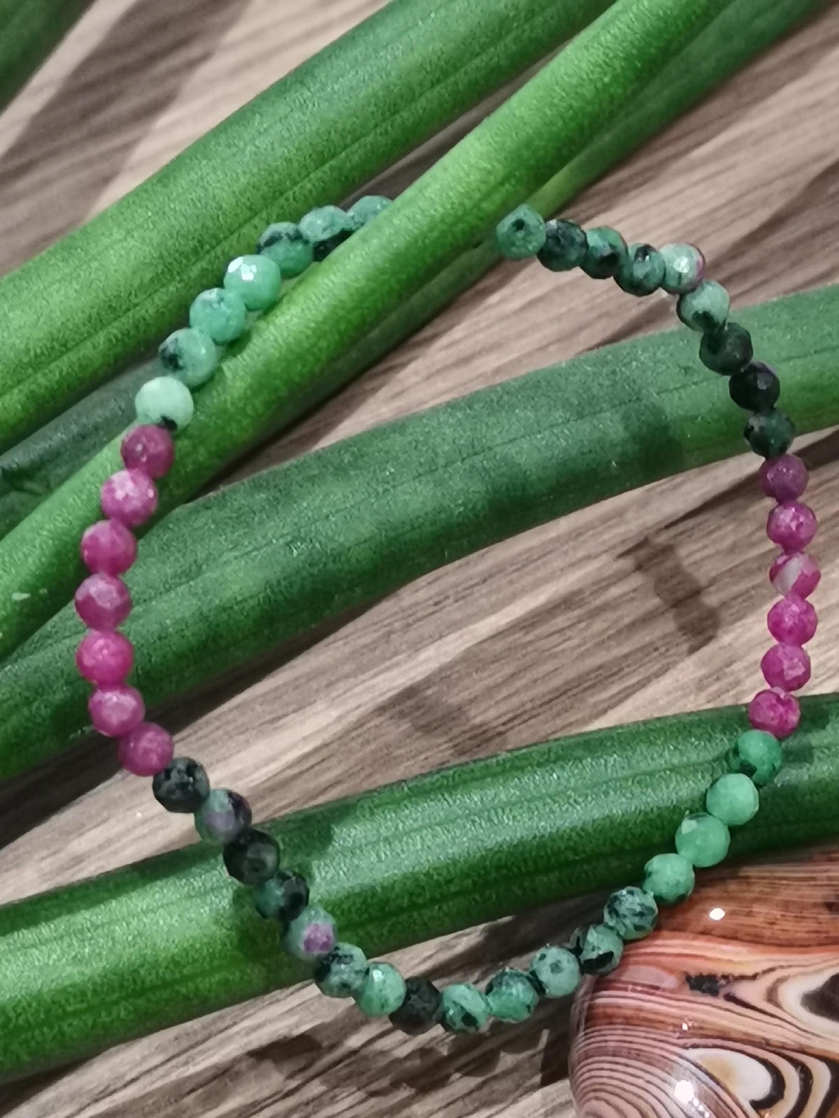Robijn op zoïsit-armband – Gefacetteerde kralen van 4 mm – Op maat gemaakt
