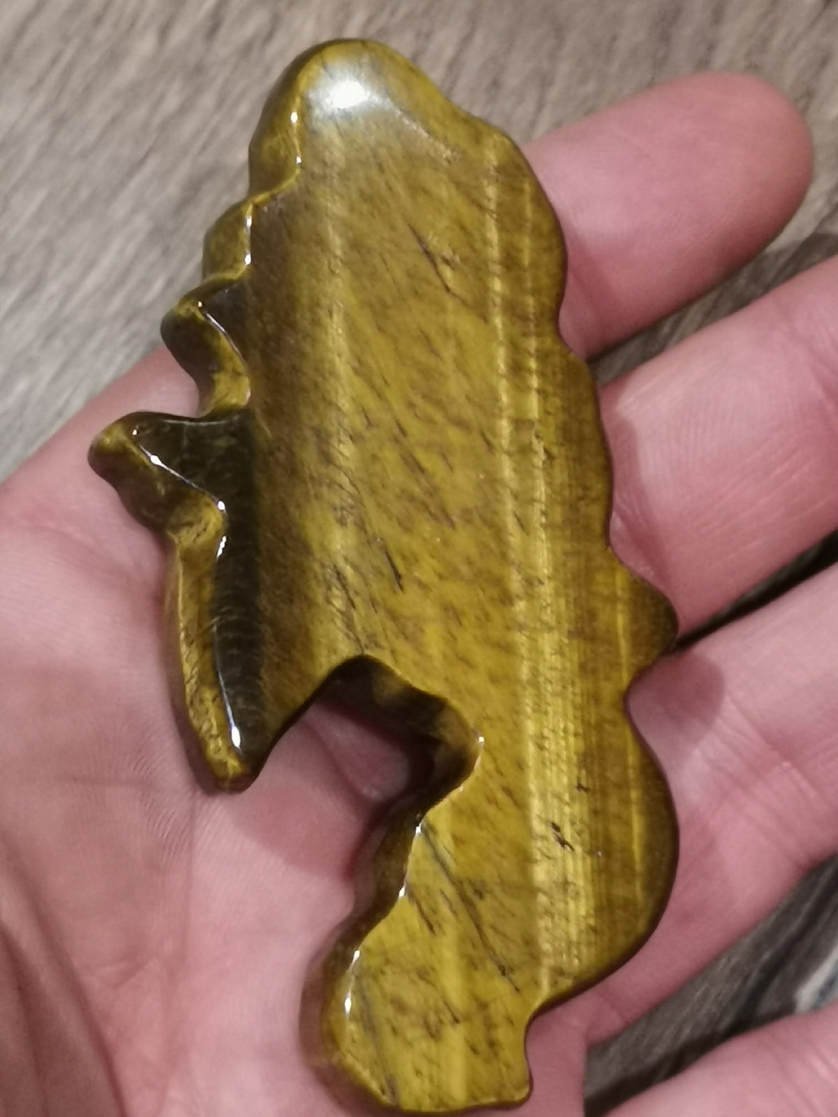 Sereia gravada em olho de tigre – Medalhão em pedra natural