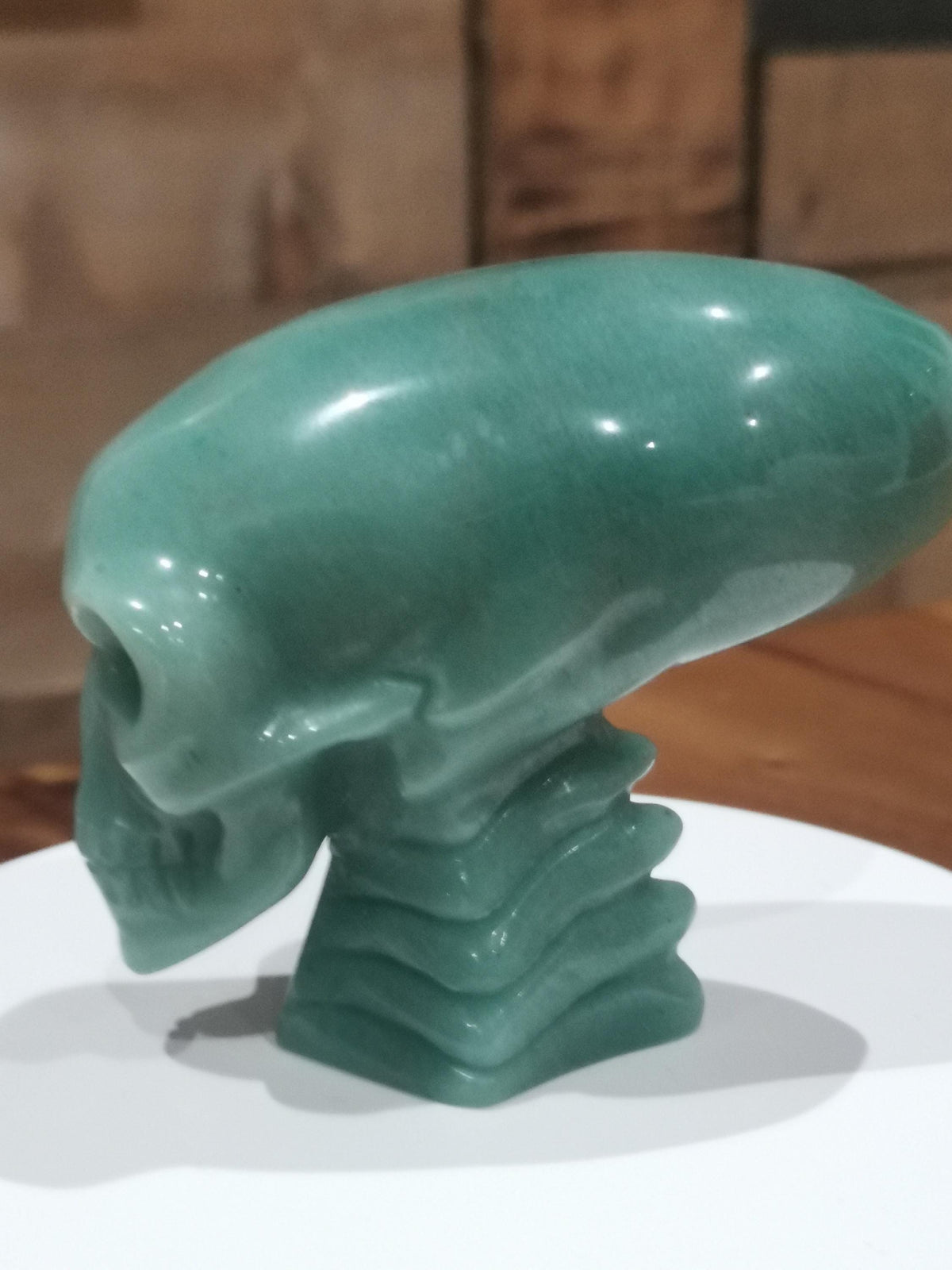 Crâne allongé « Voyageur » en aventurine verte du Brésil · Pierre naturelle