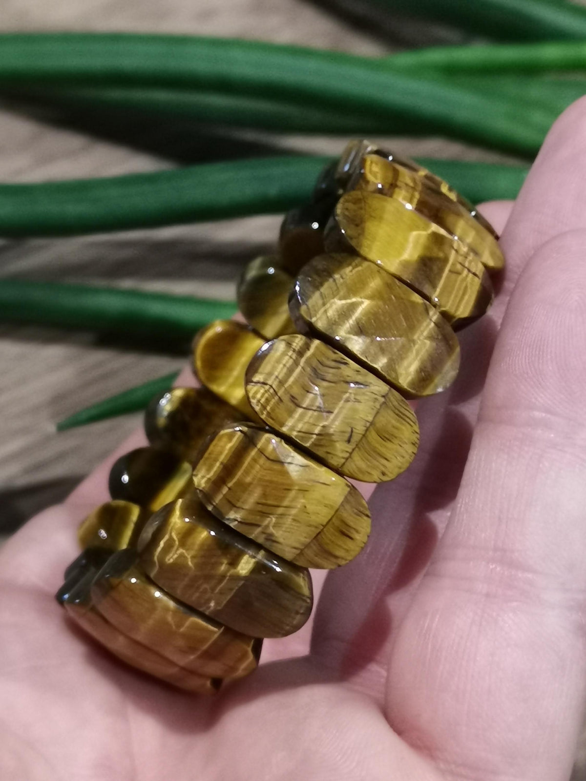 Geel tijgeroog, brede armband met grote ovale gefacetteerde kralen van 20/11 mm, prachtig