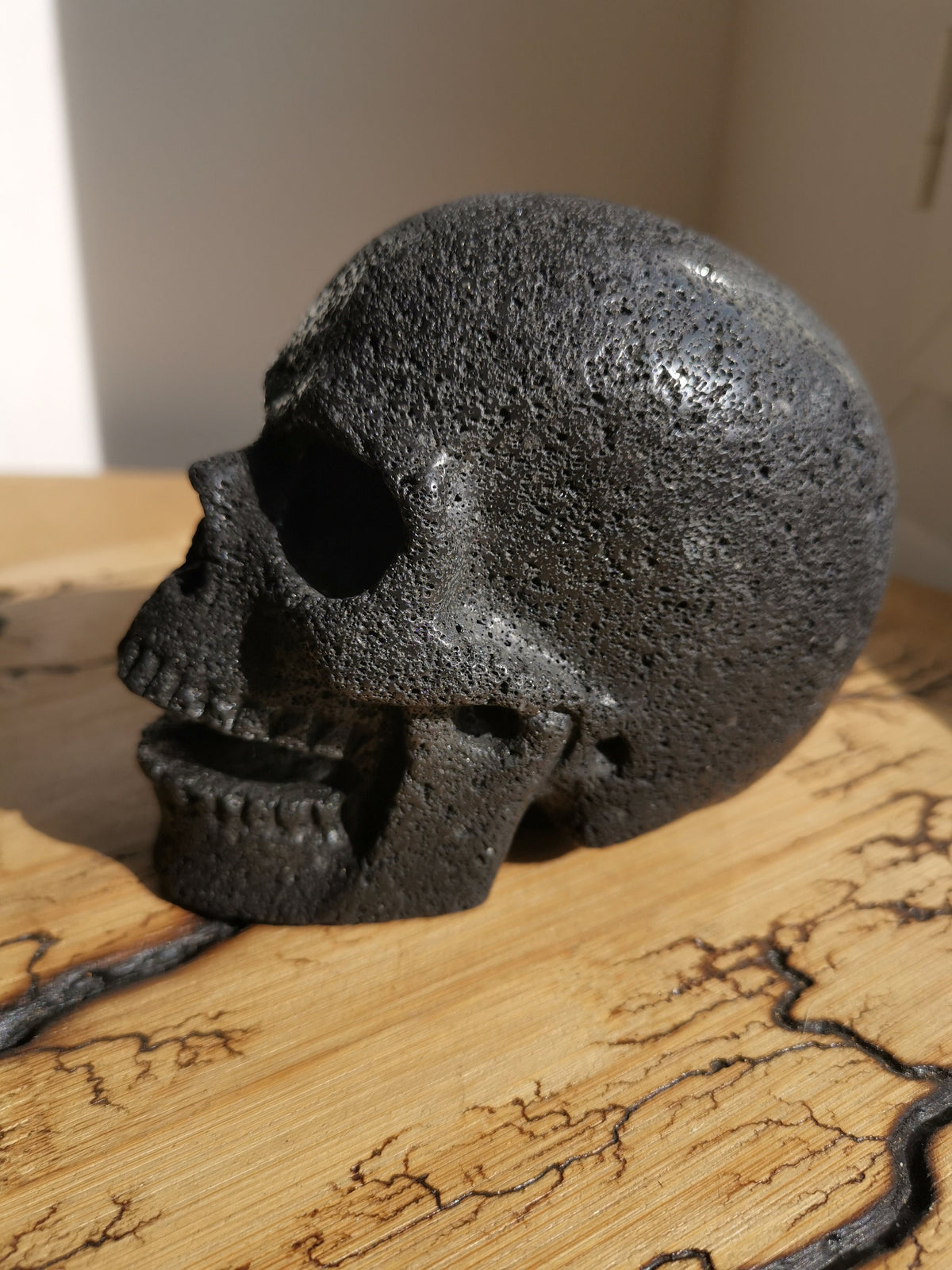 Teschio cantante / rumoroso in pietra lavica · Scultura in pietra naturale