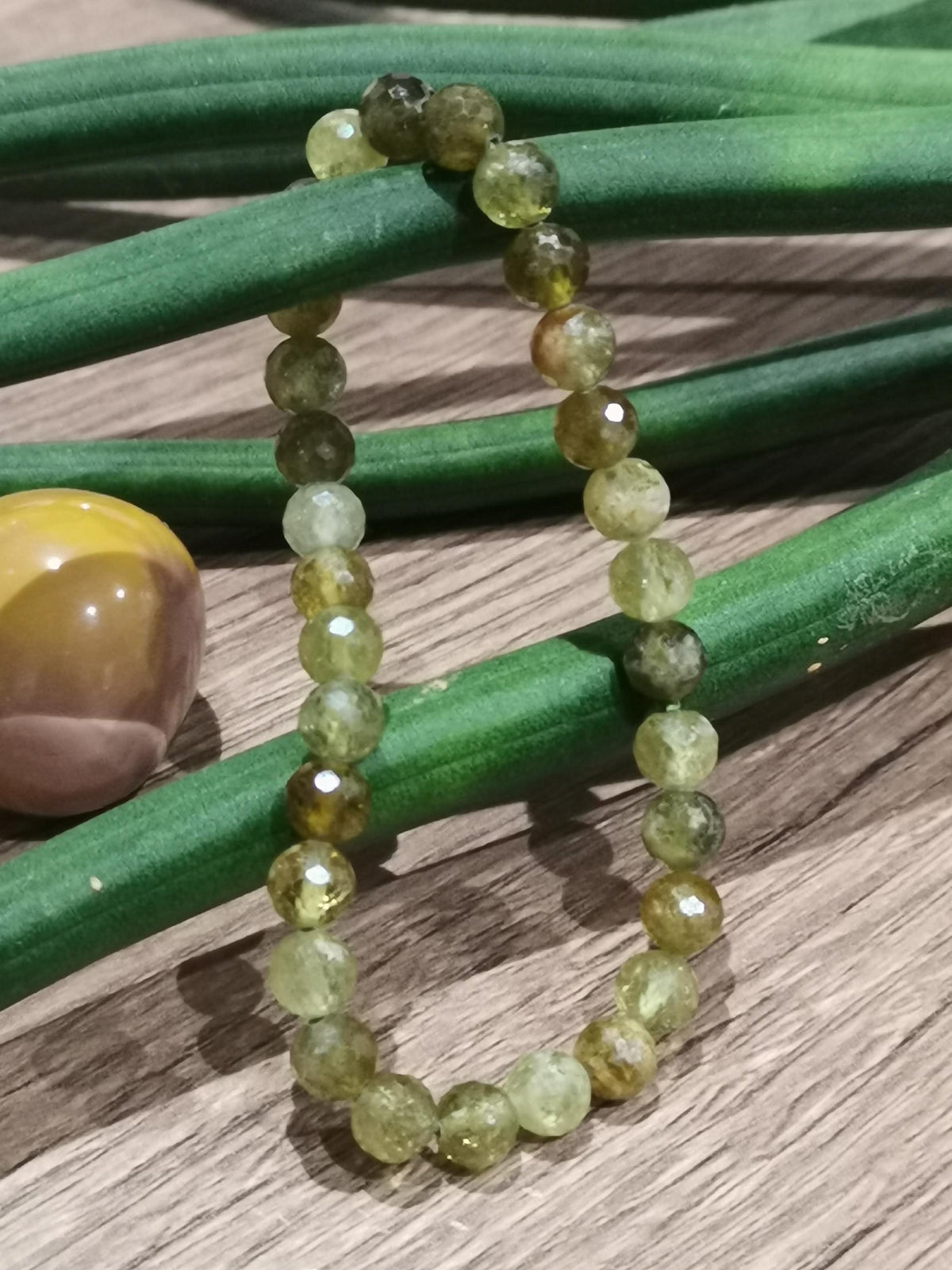 Granada Verde AA+ , Pulseira à medida à escolha , Pérola redonda facetada de 7 mm