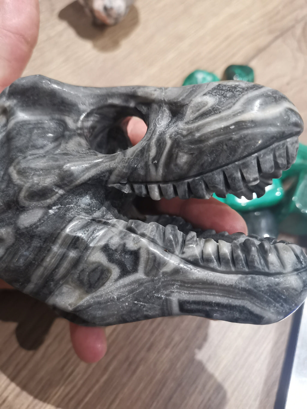 Tyrannosaurus schedel van grijze jaspis, sculptuur standbeeld 958 gram Crystal Skull