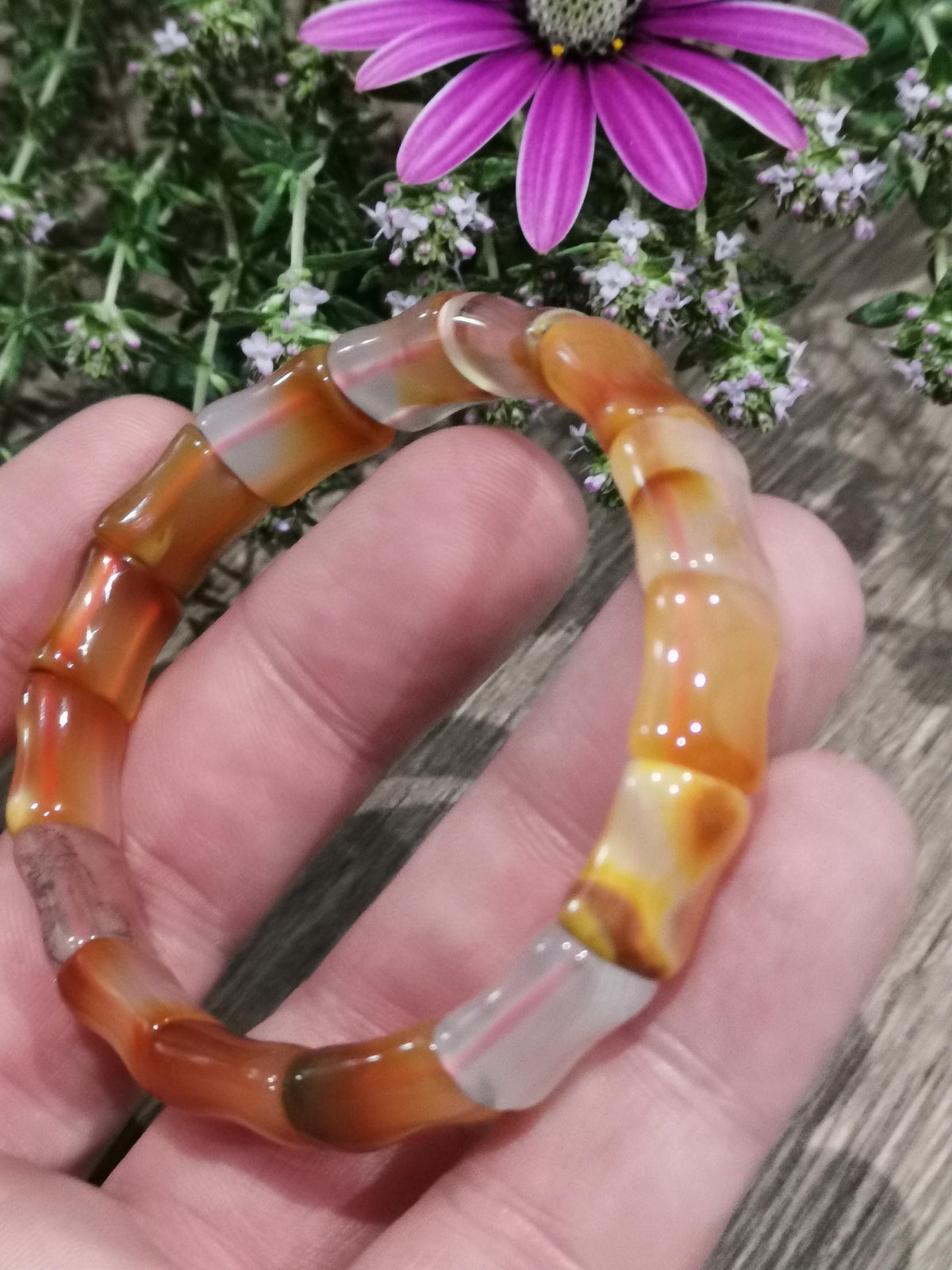 Orange karneolagat, Armband med benformade pärlor , För handled 17 / 17.5 Cm
