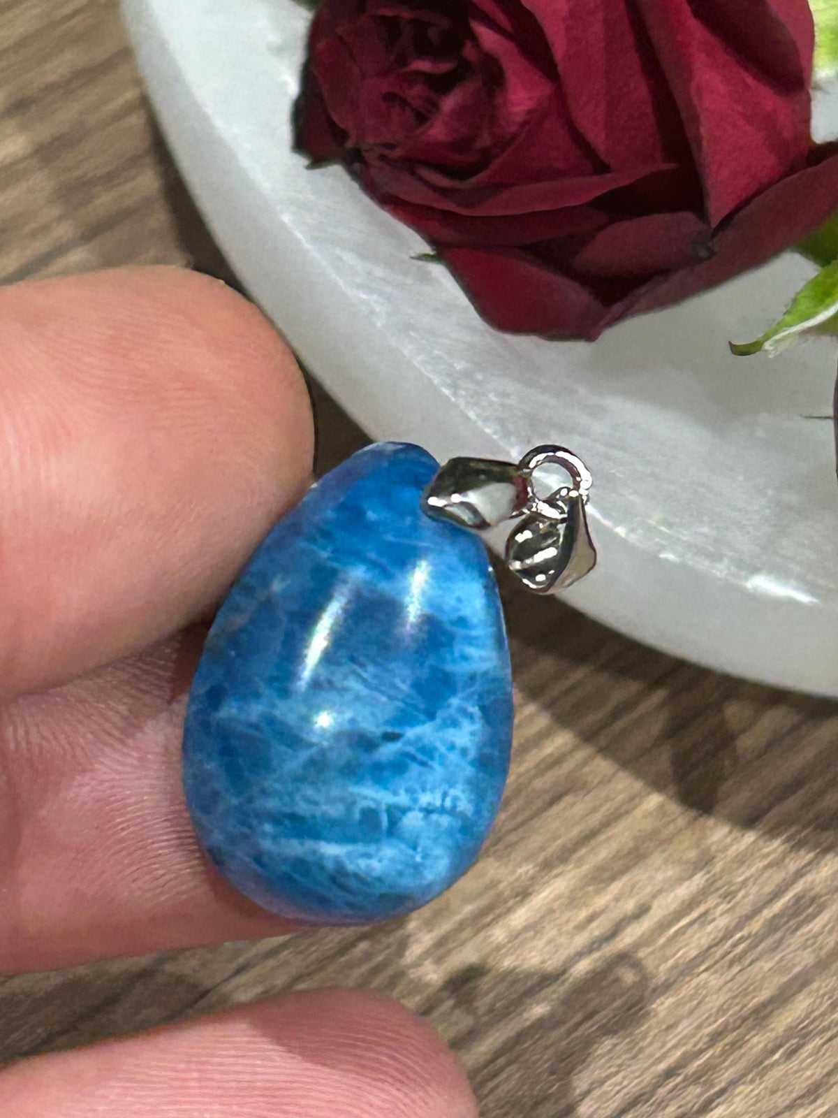 Pendentif goutte en apatite de Madagascar – 6 g