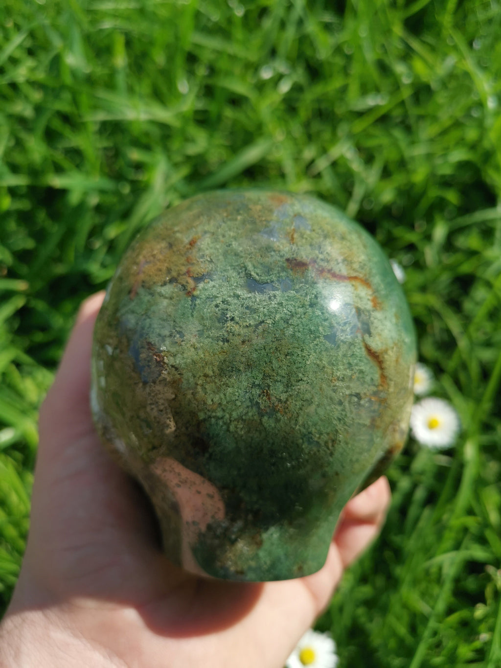 Cráneo alienígena de ágata musgosa acuática y labradorita · Piedra natural XL