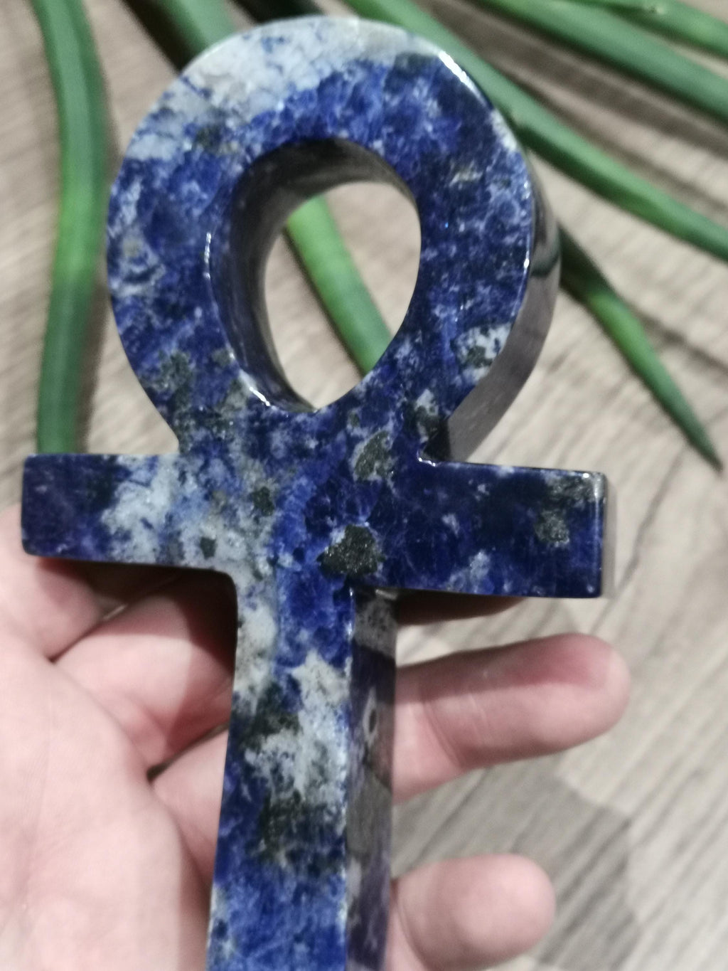 Krzyż Ankh z naturalnego kamienia – ametyst, sodalit lub biały jadeit