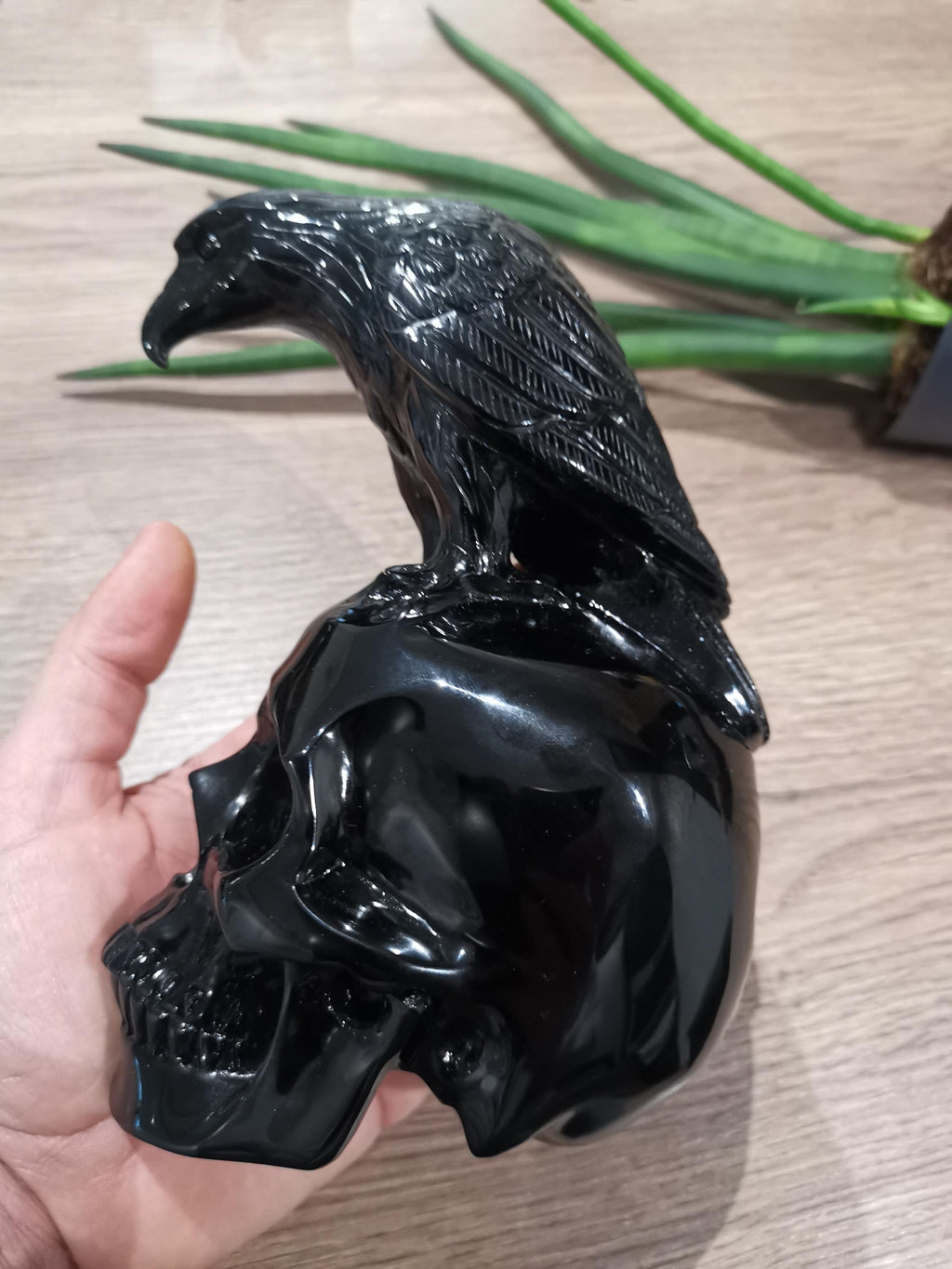 Skelet en raaf van zwart obsidiaan · Collectiebeeldhouwkunst