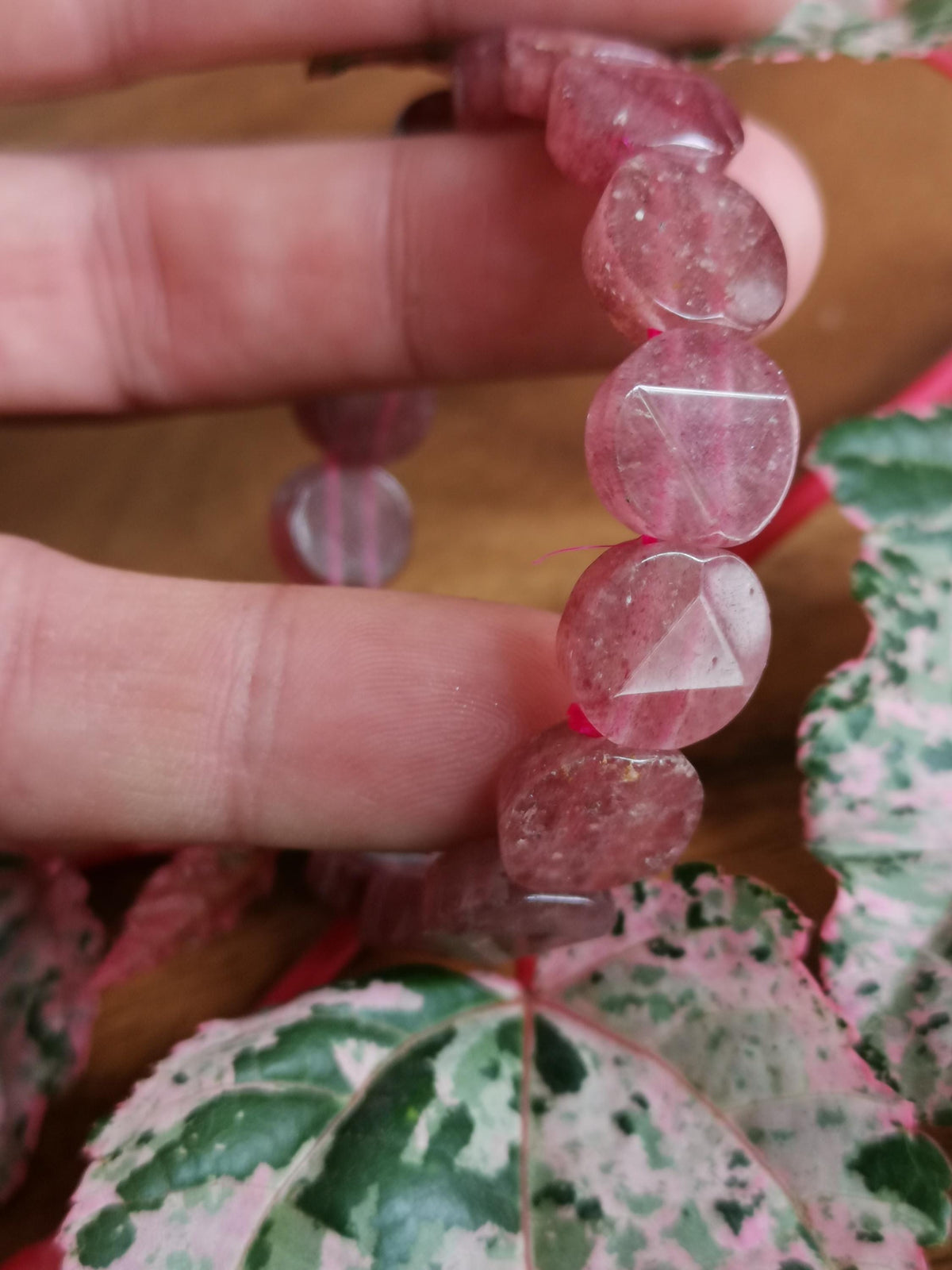 Armband van Madagaskar-aardbeikwarts – Gefacetteerde kralen