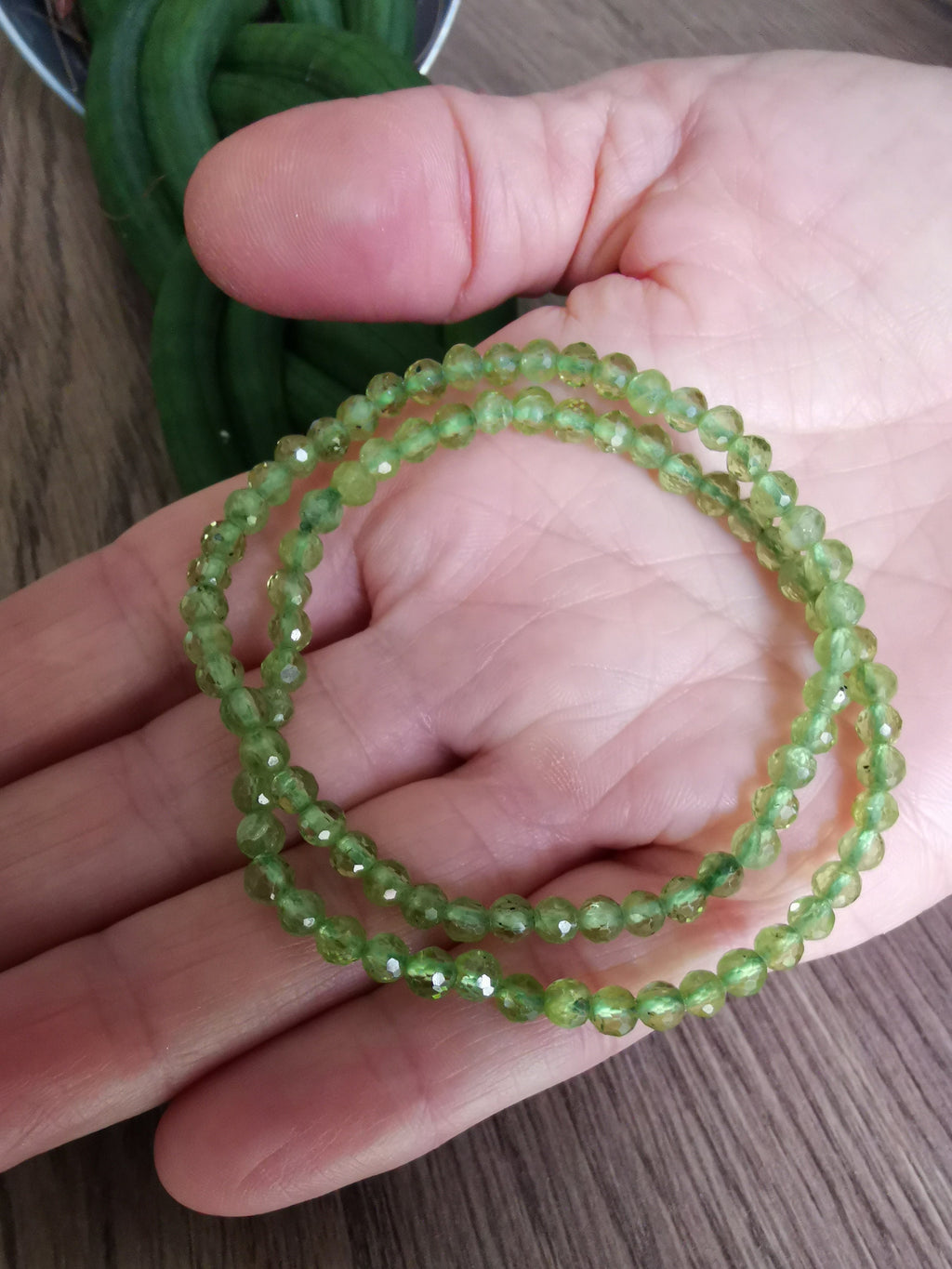Peridoot / Olivijn , Armband met kleine gefacetteerde kralen , Diameter 4,5 mm , Natuursteen