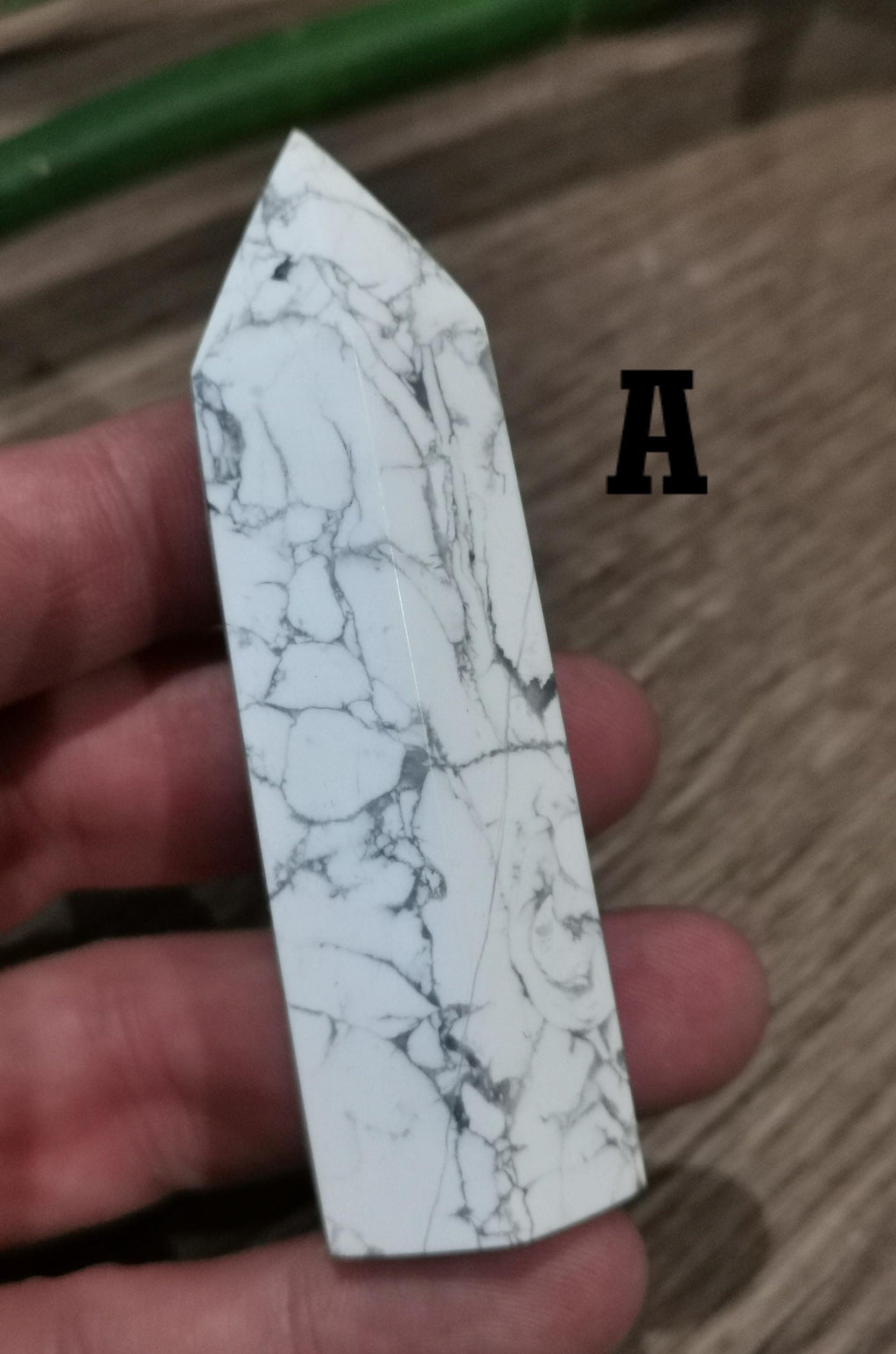 Howlite – Pointe obélisque en pierre naturelle au choix