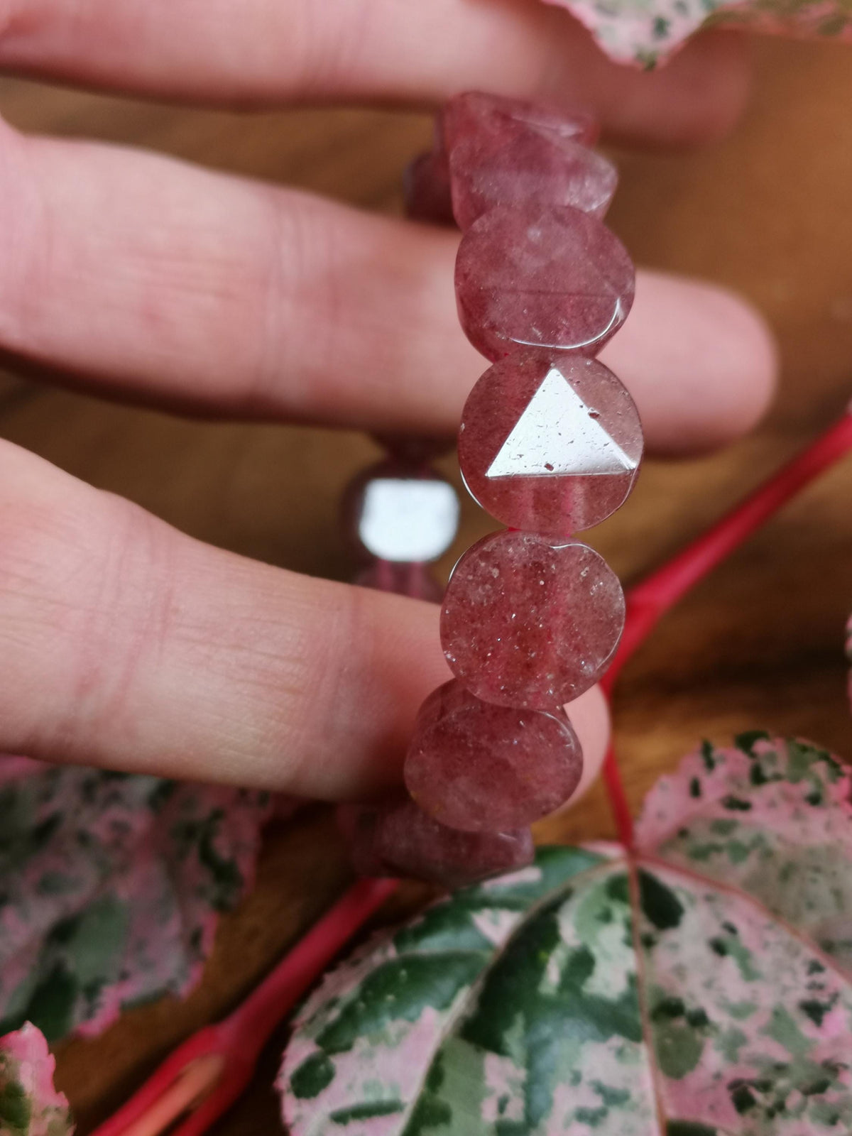 Armband van Madagaskar-aardbeikwarts – Gefacetteerde kralen