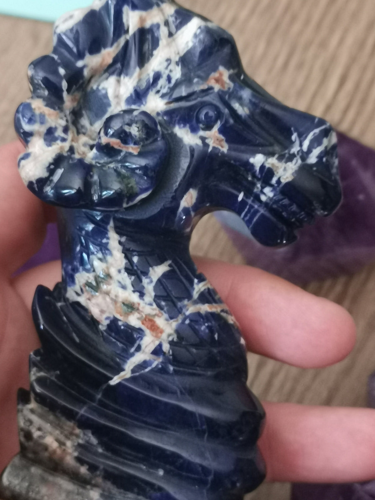 Dague en sodalite naturelle, lame sinueuse et tête de bouc, 20 cm