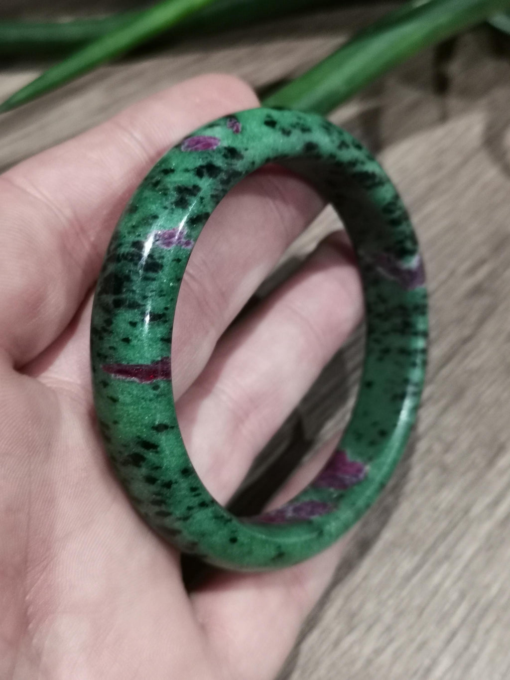 Robijnzoisit, stijve armband van natuursteen / diameter 61 mm / lithotherapie / cadeaus / verjaardag