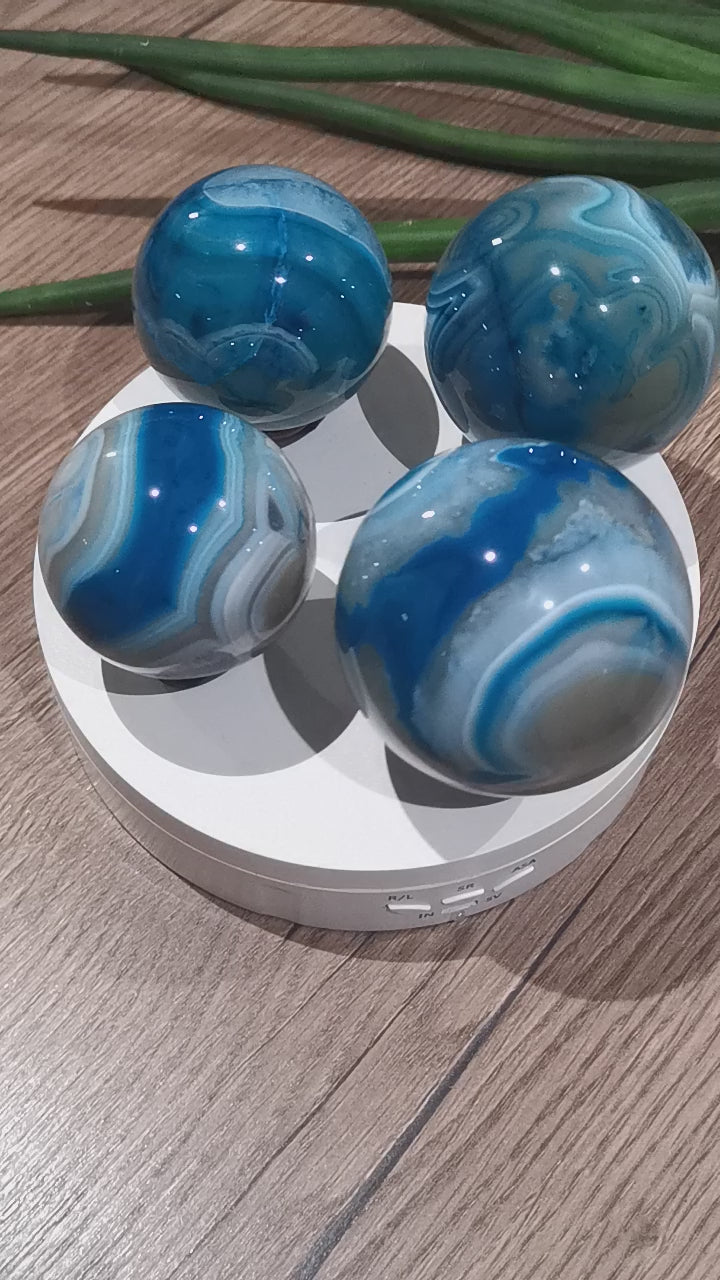 Achat Blau , Madagaskar  -- > Kugel nach WAHL , ideal für einen farbenfrohen Akzent in Ihrer Sammlung