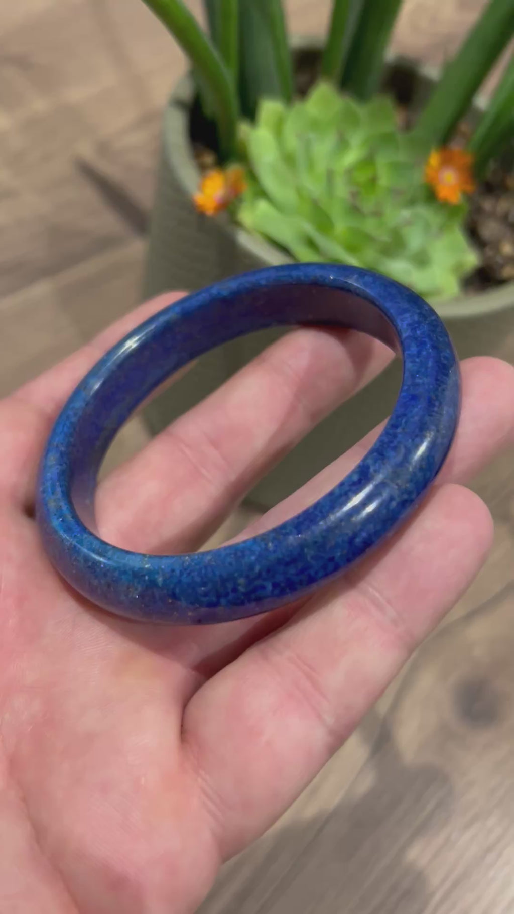 Lapis lazuli -- > Starre BORGARM, binnendiameter 64 mm, zeldzaam en van mooie kwaliteit, natuursteen